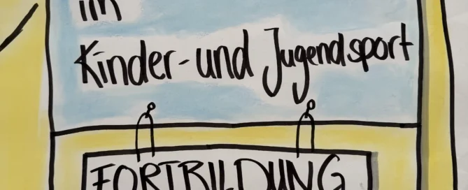 Auf einem handgemalten Schild in deutscher Sprache steht vor einem gelb-blauen Hintergrund: „Sicher handeln im Kinder- und Jugendsport FORTBILDUNG“.
